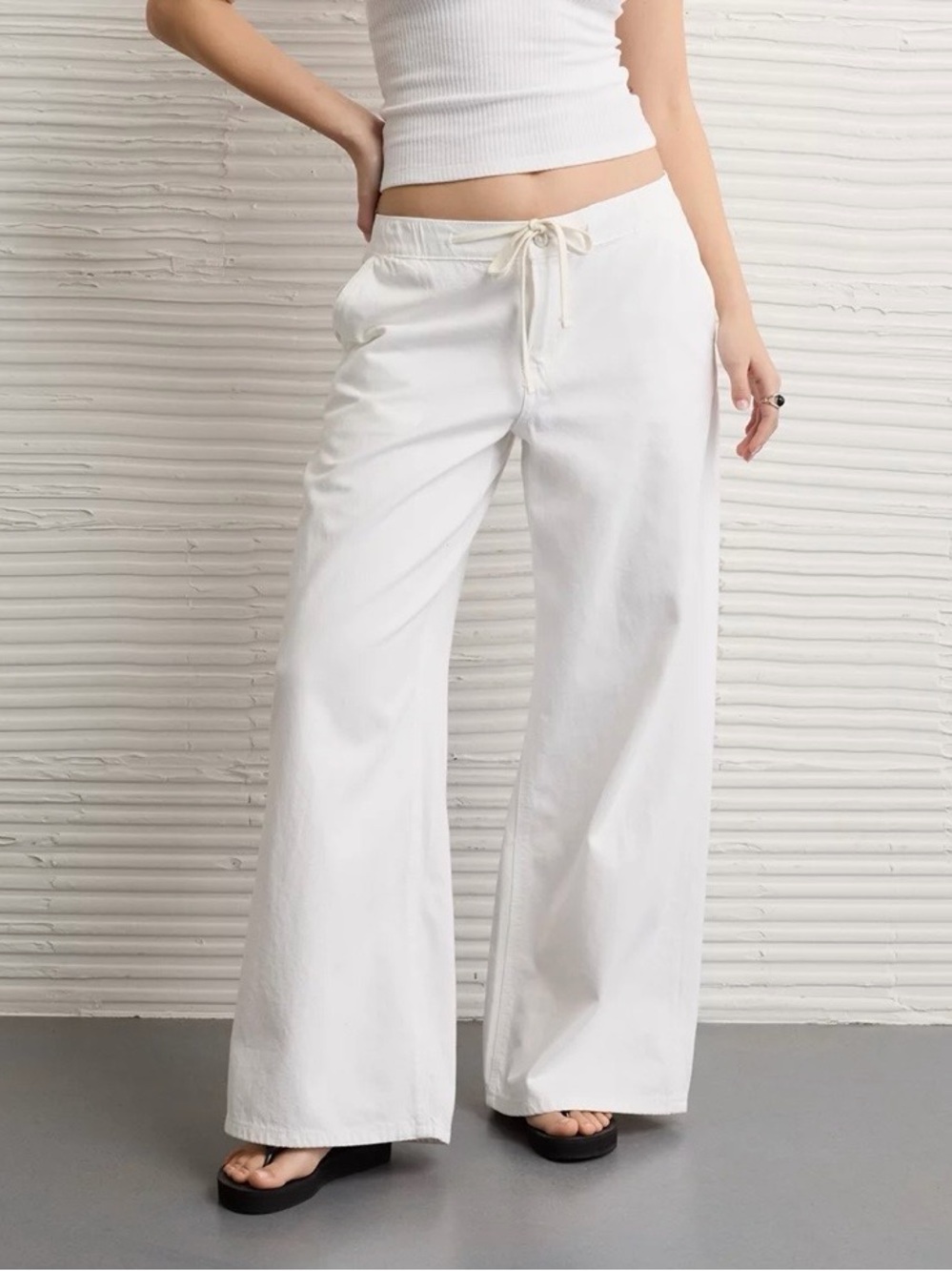 American Eagle Outfitters White Low Rise Ultra Wide-Leg Drawstring Jeans M